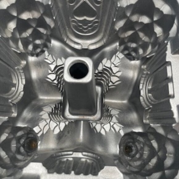 Nordic ware Castle Bundt Pan Cast Aluminum Non Stick 10 Cup Made USA - Picture 11 of 11